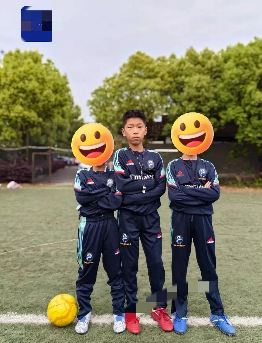 小区“小孩哥”太圈粉！家长挤破头约他的足球课，这才是中国少年该有的样子谁能
