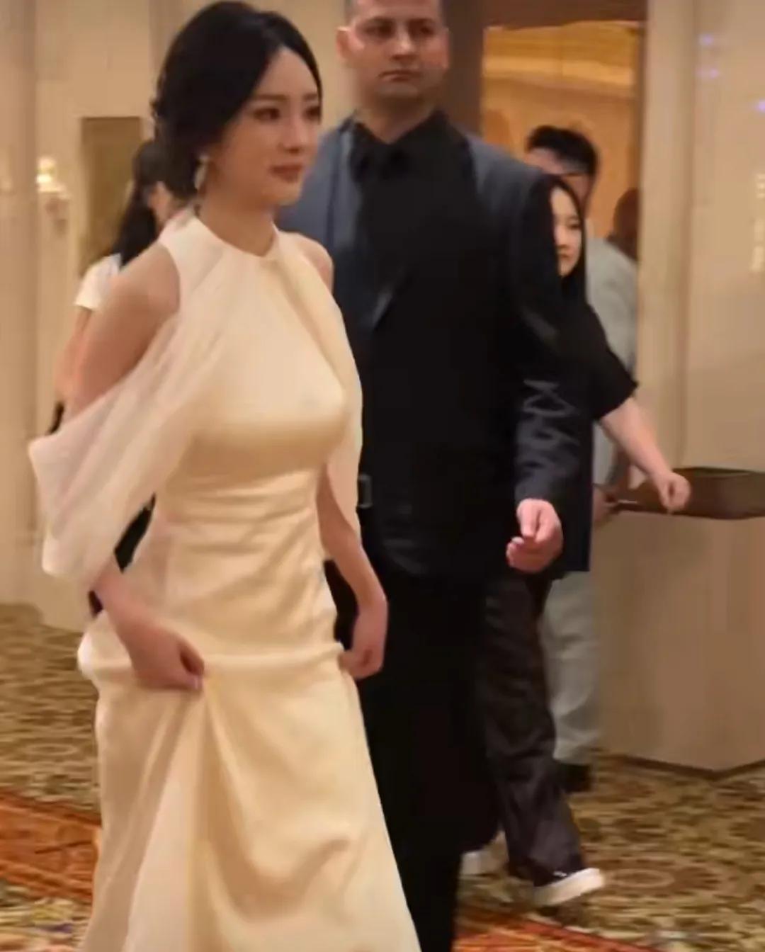 这一晚，新鲜出炉的杨幂让我发现了两个问题。第一：她这身材怎么回事，腰臀比