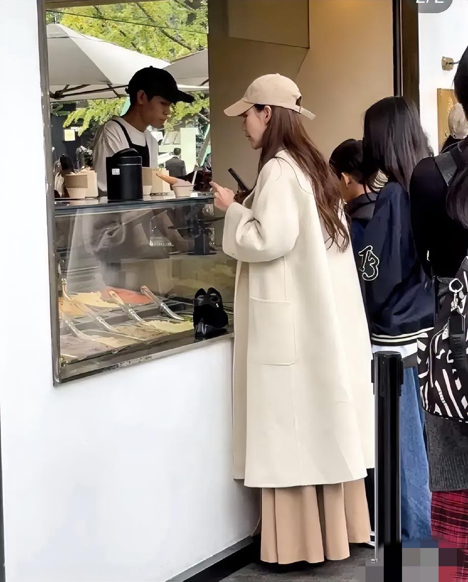 筱梅带着霖霖和玥儿在太古里买冰激凌！小玥儿还是那样温柔可人，长发飘飘！霖霖还