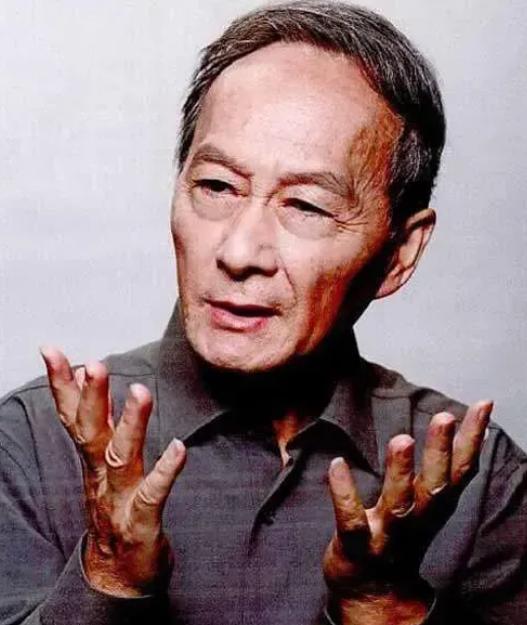 1982年的酒会上，配音界的“扛把子”童自荣，主动找李连杰握手，没想到李连杰看了