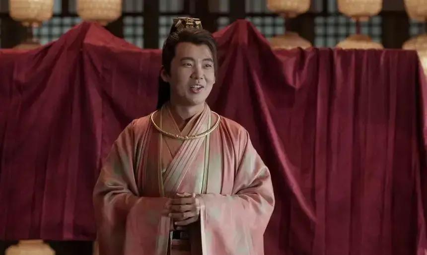 《庆余年2》临开机前资方想踢掉郭麒麟，拿2000万违约金换人，理由是流量不够。