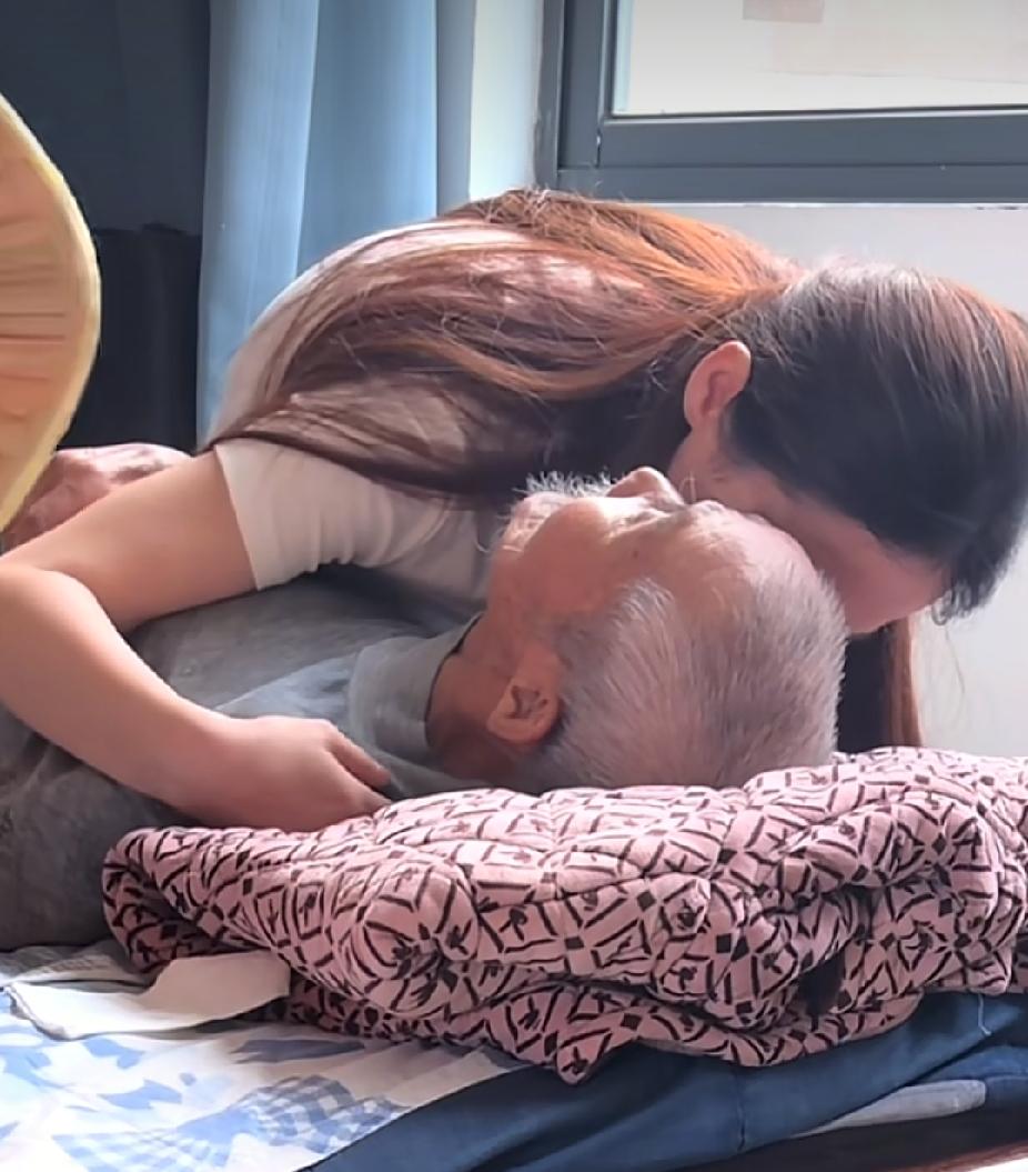 孙女去看望生重病的白发爷爷，爷爷说出的一句话，让孙女瞬间泪目了。孙女接到奶奶