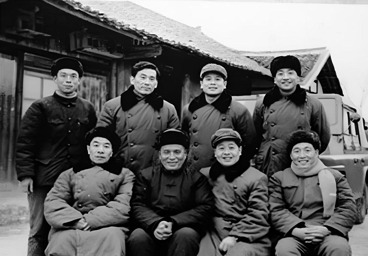 1977年，相声名家下乡时留下了珍贵的留影。马季、李文华、姜昆、郝爱民、赵炎在湖