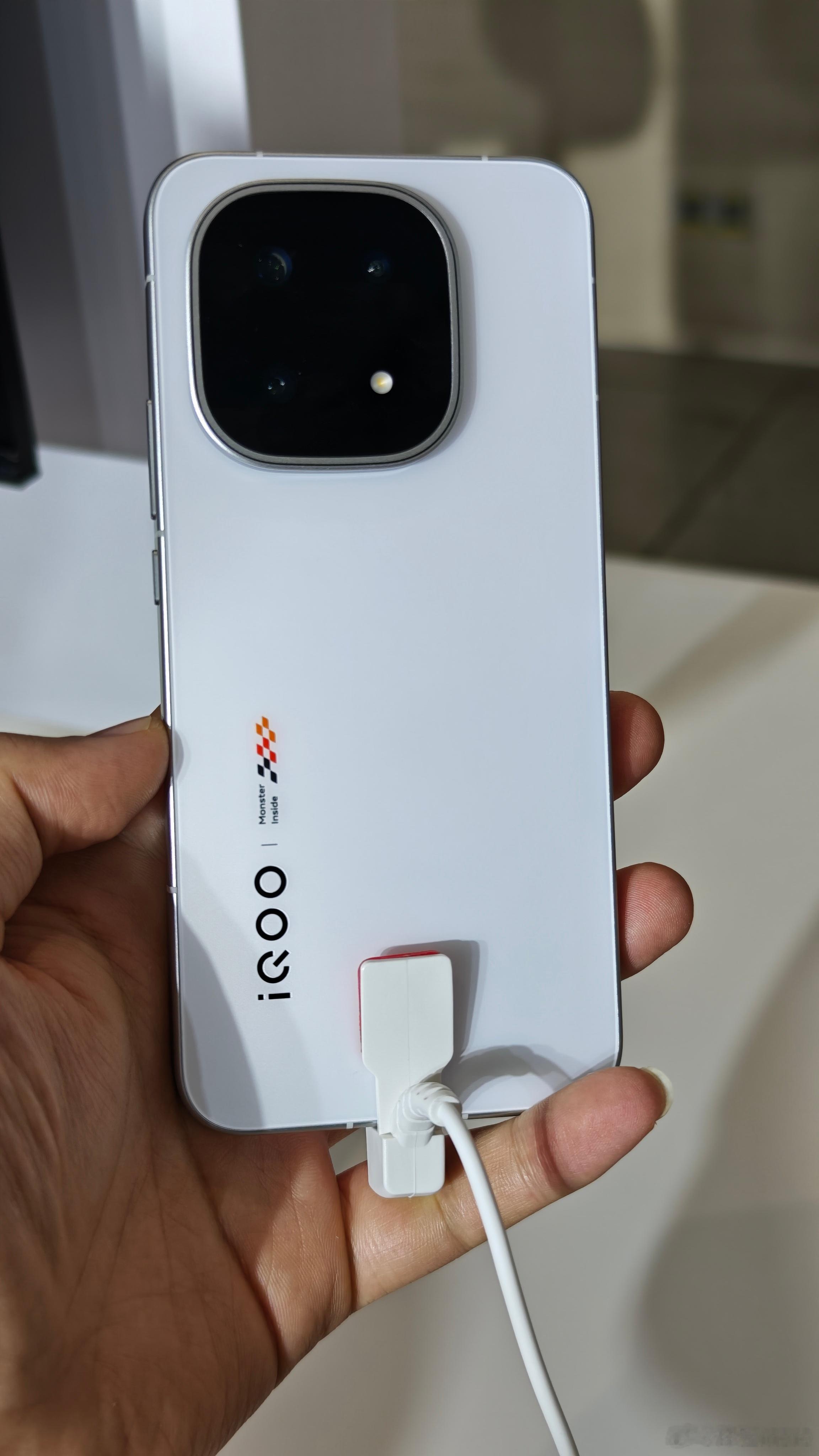 VDC会场有iQOO15真机看，凌云和传奇版配色，感觉咋样？iQOO15202