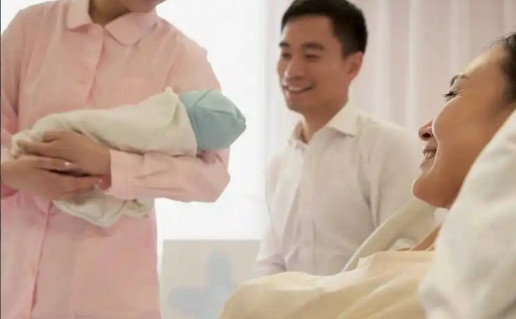 出生率严重下降，年轻人又不愿意生二胎、三胎。有专家急眼了，建议：“不生就下调养老
