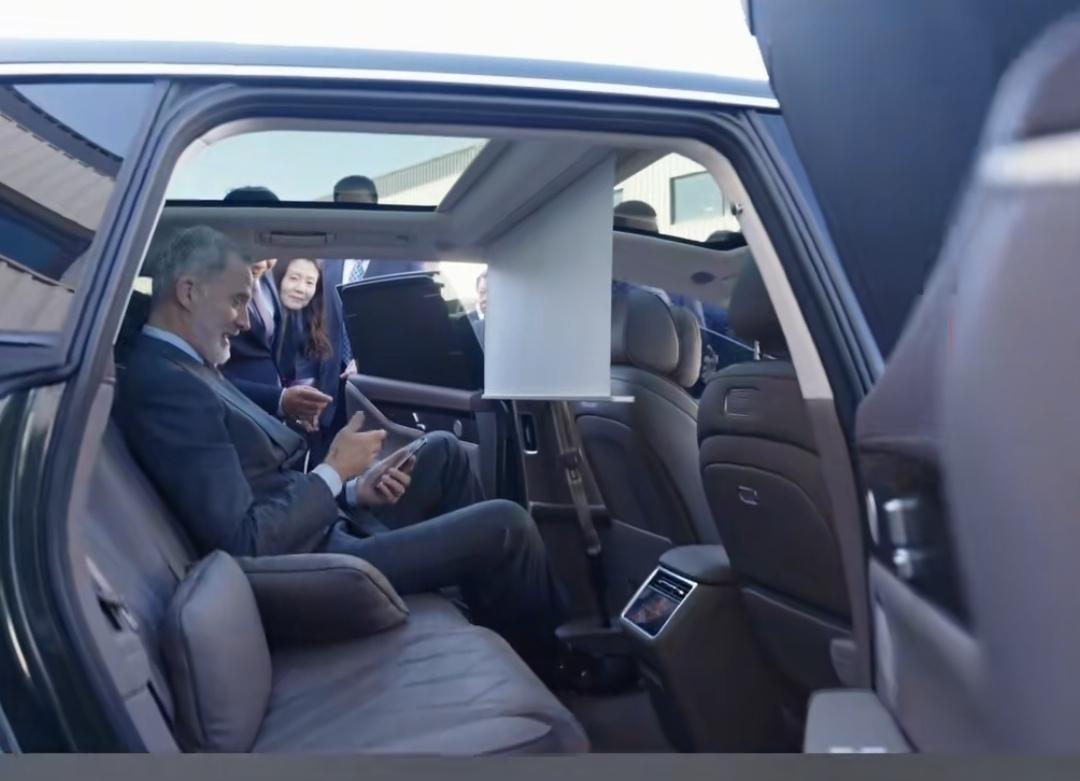 11月13日，费力佩六世到北汽参观汽车，观看了中西合作的项目生产的汽车组件，离开