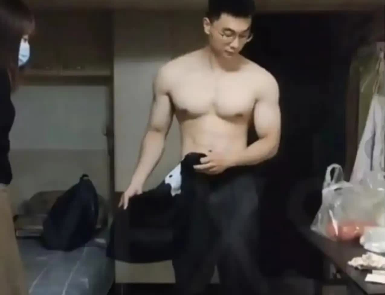 这几天突然推了好多啊红的新闻！特意去了解了下，开始以为是长得偏向男性化的女的，后
