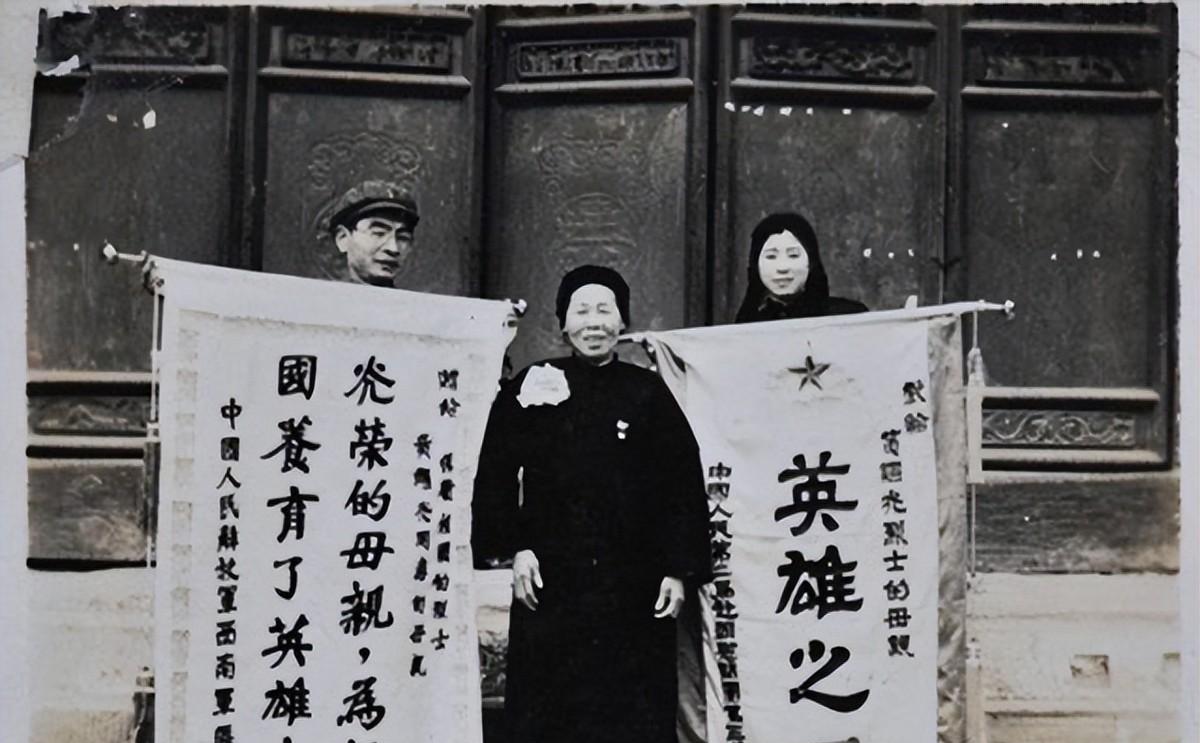 1952年10月，志愿军战士黄继光在抗美援朝上甘岭战役中壮烈牺牲。后来，黄继光的