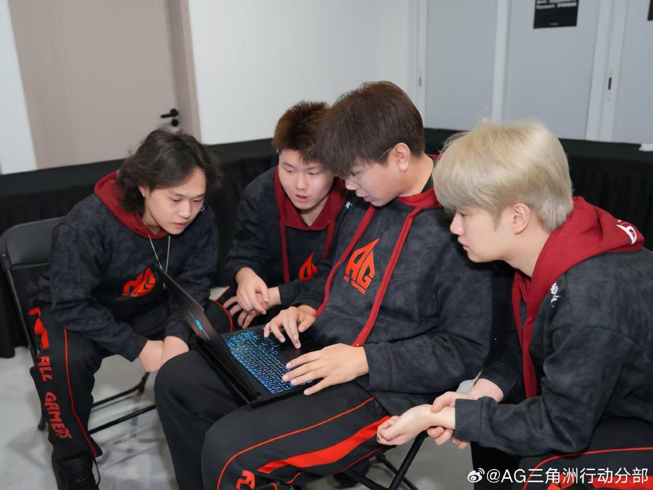 荣耀WIN游戏本要来了！从AG战队那边偷跑的照片来看，AG三角洲分队已经在用了