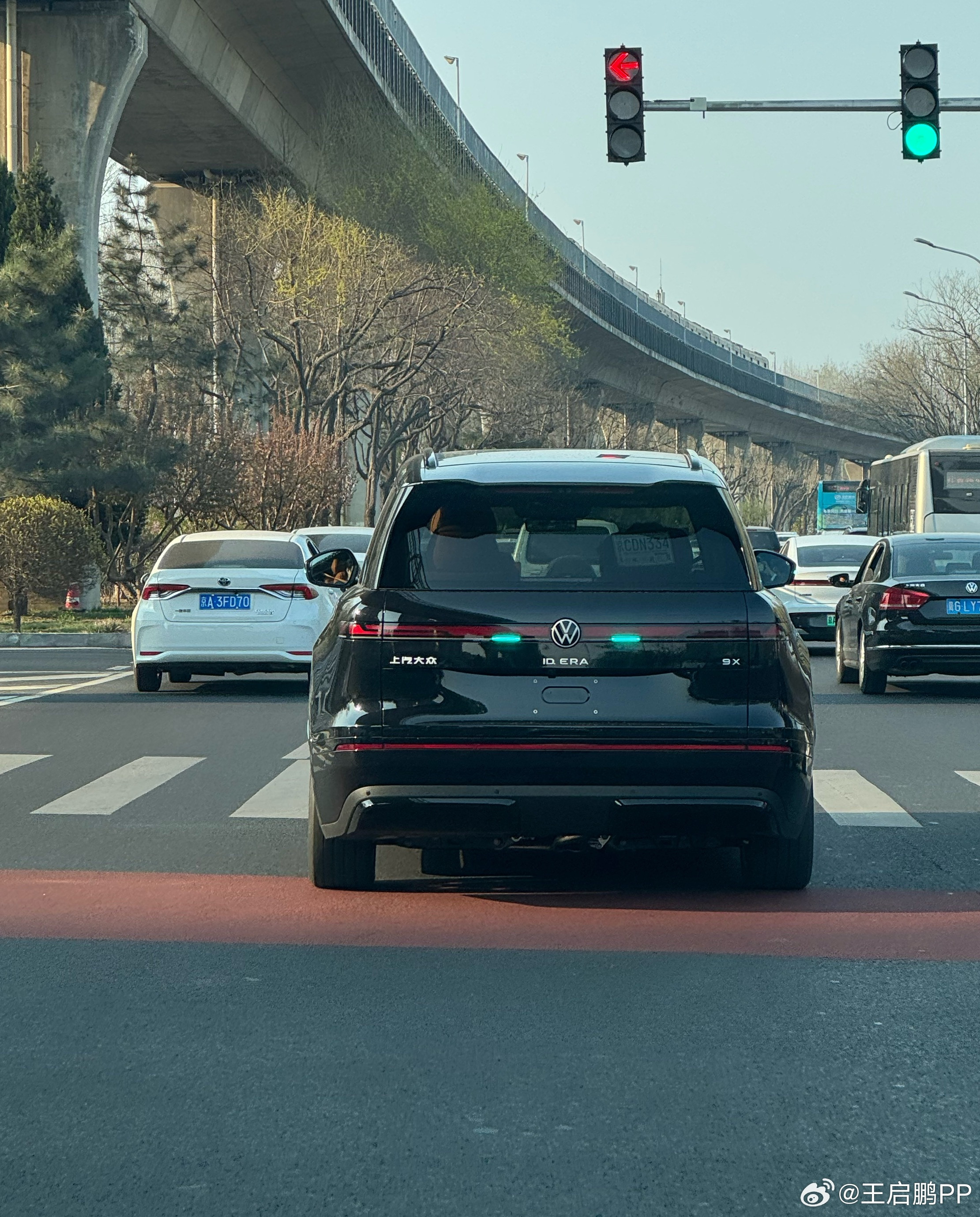 路上看到带小蓝灯的9X了，不是极氪，是上汽大众iD.ERA9X，增程大众我和汽
