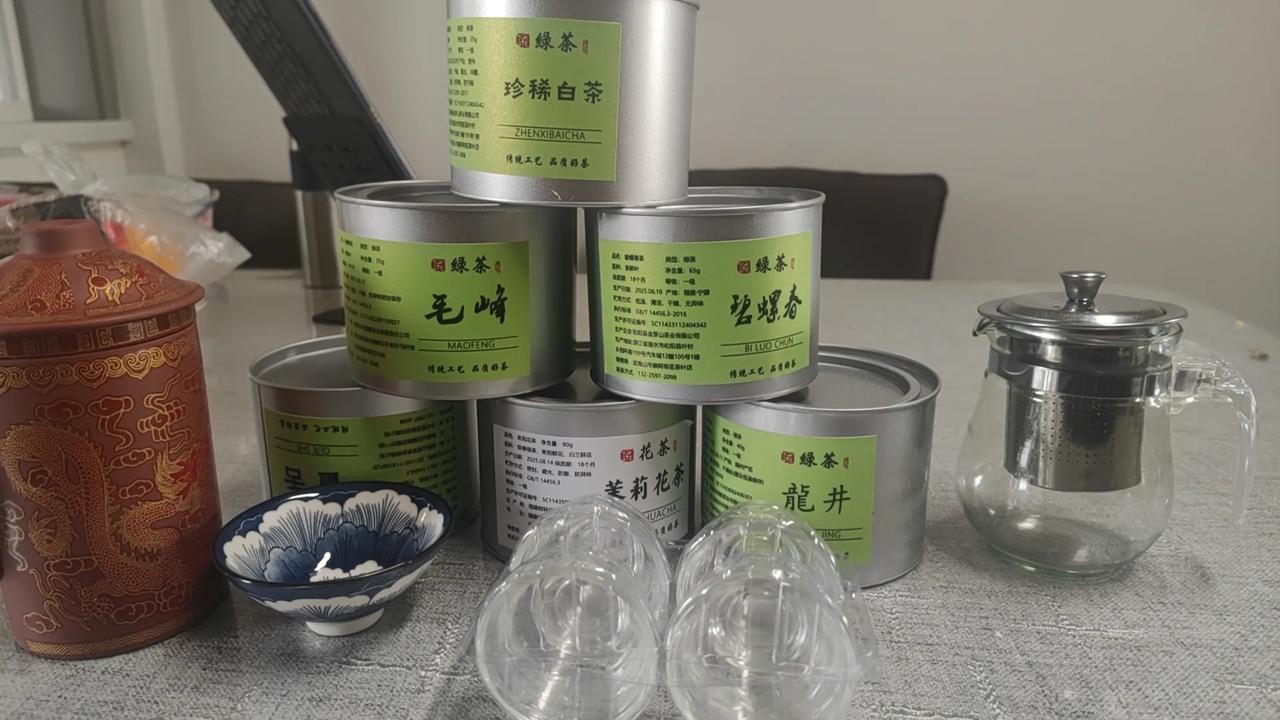 平时很少网购，那天在抖音看到一个小女孩卖力的推荐自己的茶叶，感觉十分的真诚，价格