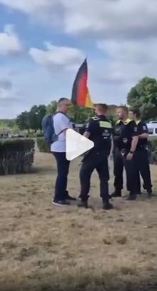 现在的德国，确实让人看不懂。前不久一名女士当街高呼“自由巴勒斯坦”，结果德国警察