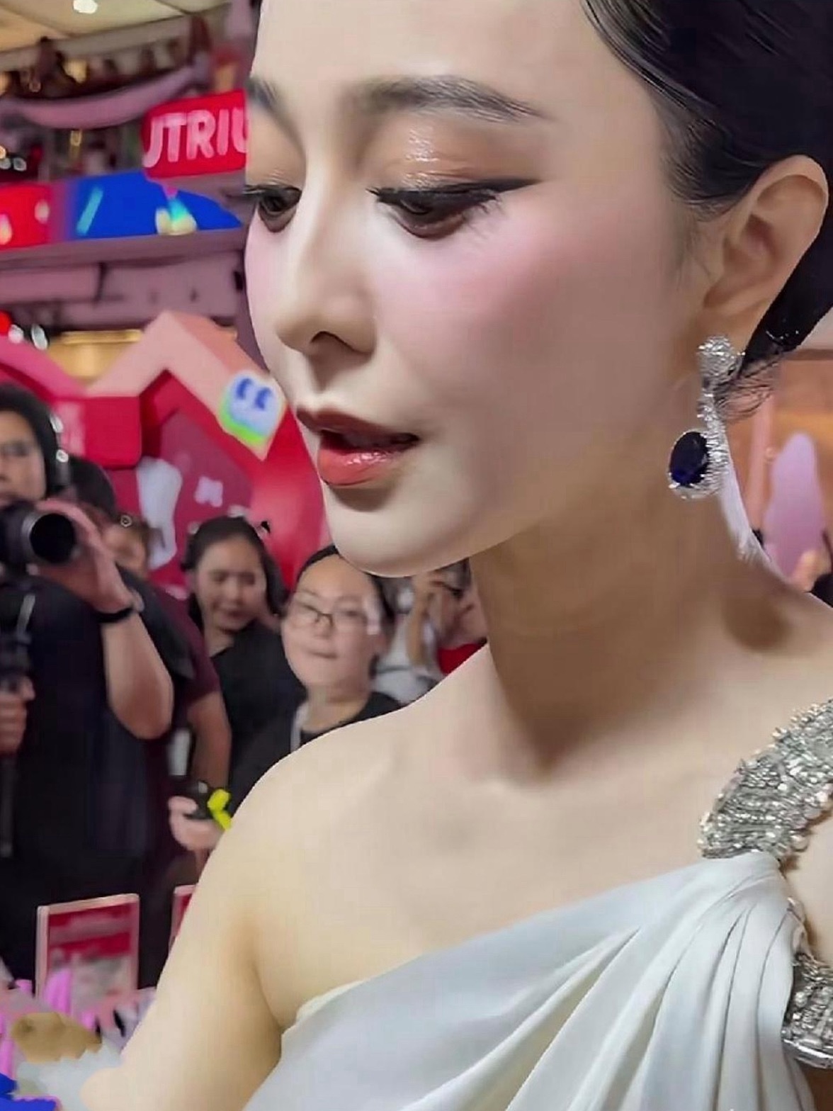 第一眼差点没认出来，奔50岁了这皮肤状态也抗打​​​
