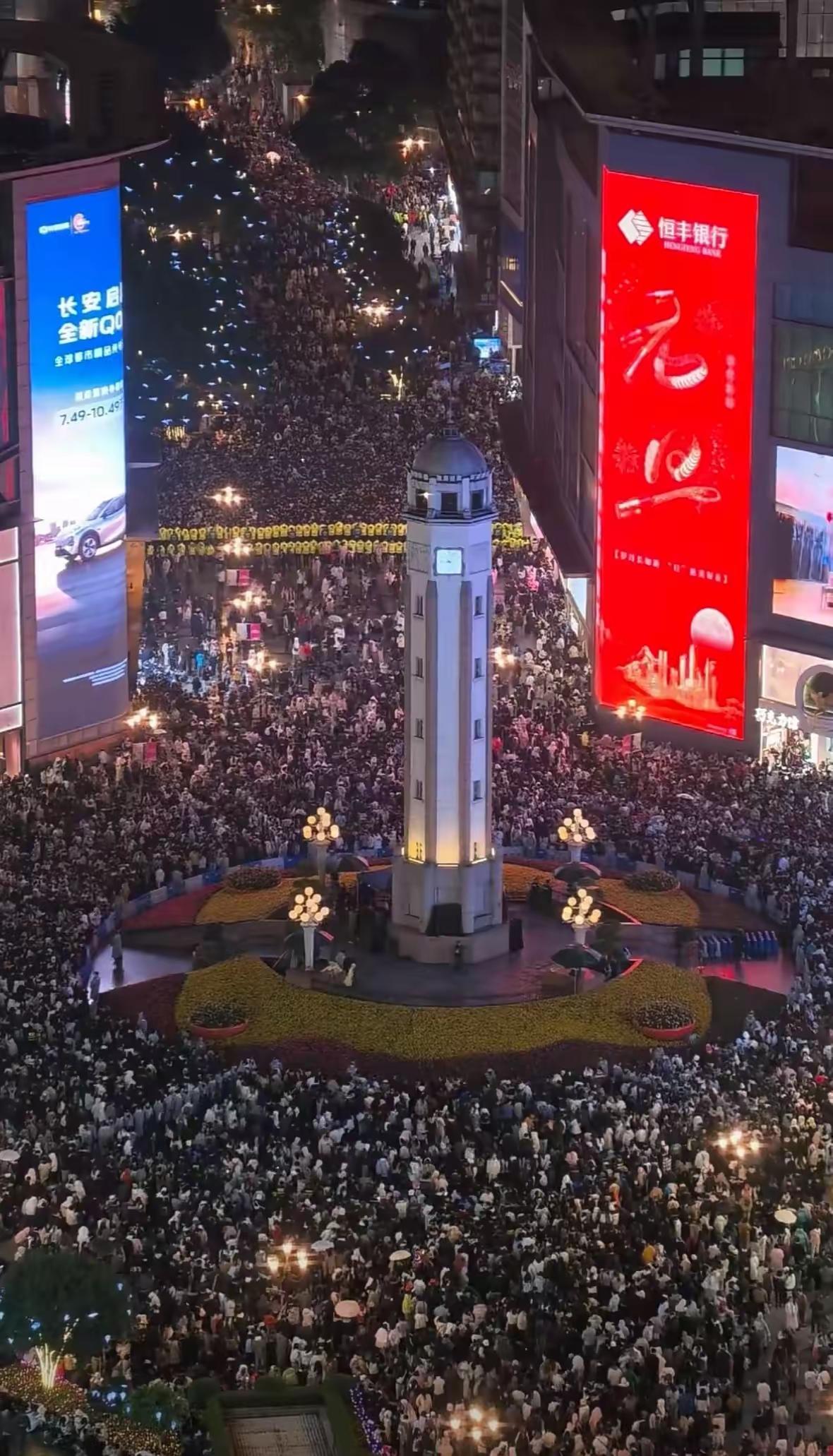 重庆解放碑跨年场景震撼来袭！刚看完上海外滩今晚跨年场景，觉得上海跨年的人是全国