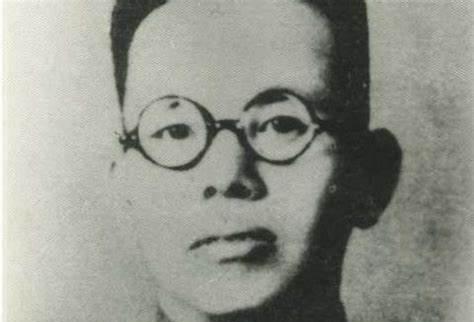 1955年授衔结束后，陈赓有点闷闷不乐的，一旁的贺老总看出了陈赓的心思，便走向前