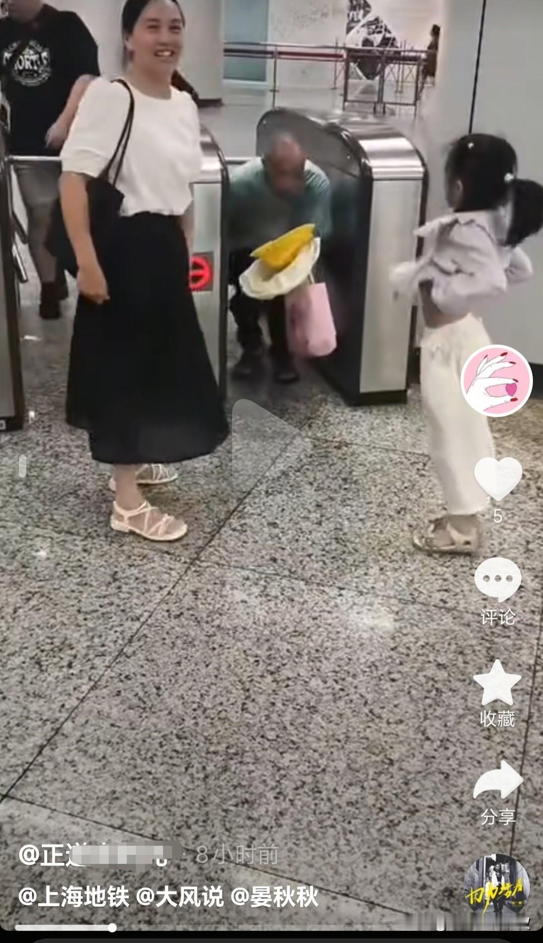 春节假期里，有网友在上海地铁闸机口前看到这样一副场景，一家外省市家庭来到上海旅游