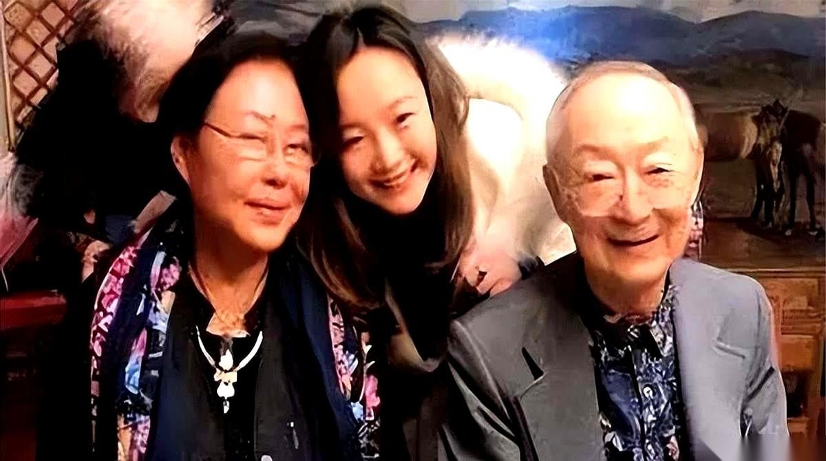 斯琴高娃的女儿孙丹，今年56岁。一边，是她开了20年的中餐厅，从最初20平米的