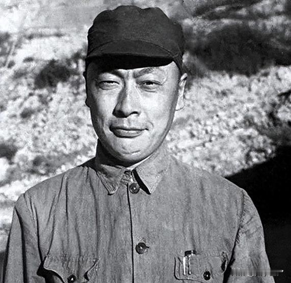 新中国成立后，有一人十分受毛主席和周总理器重，身兼了10个重要职位，甚至他还主动