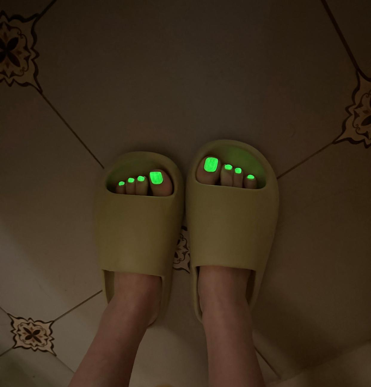 亮眼的彩色荧光美甲超适合沙滩，白天吸睛、晚上发光，搭配人字拖出门超有氛围感，实用