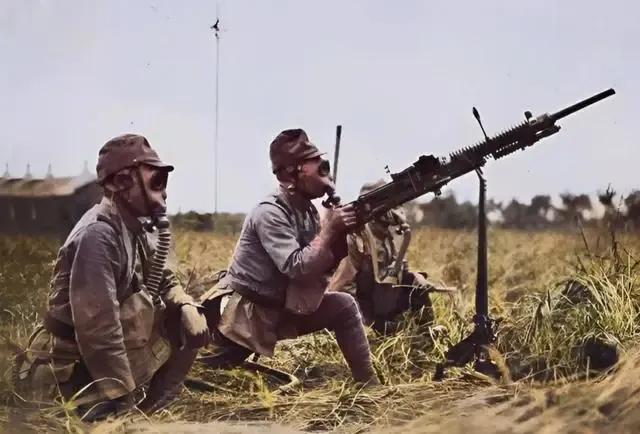 二战日军士兵的“混日子”生存法！1939年的日本大阪，21岁的铃木六林男被征