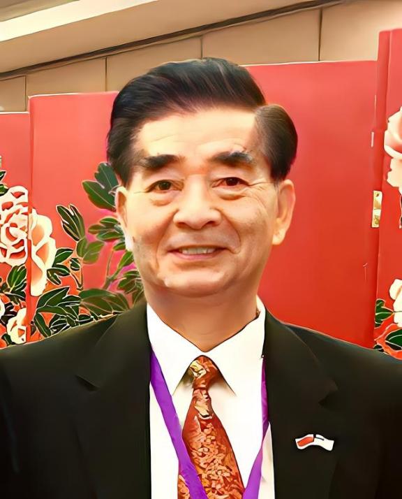 你敢信吗？一个被美国安插在中国潜伏了多年的间谍头子，居然是个天天笑眯眯、热心肠到