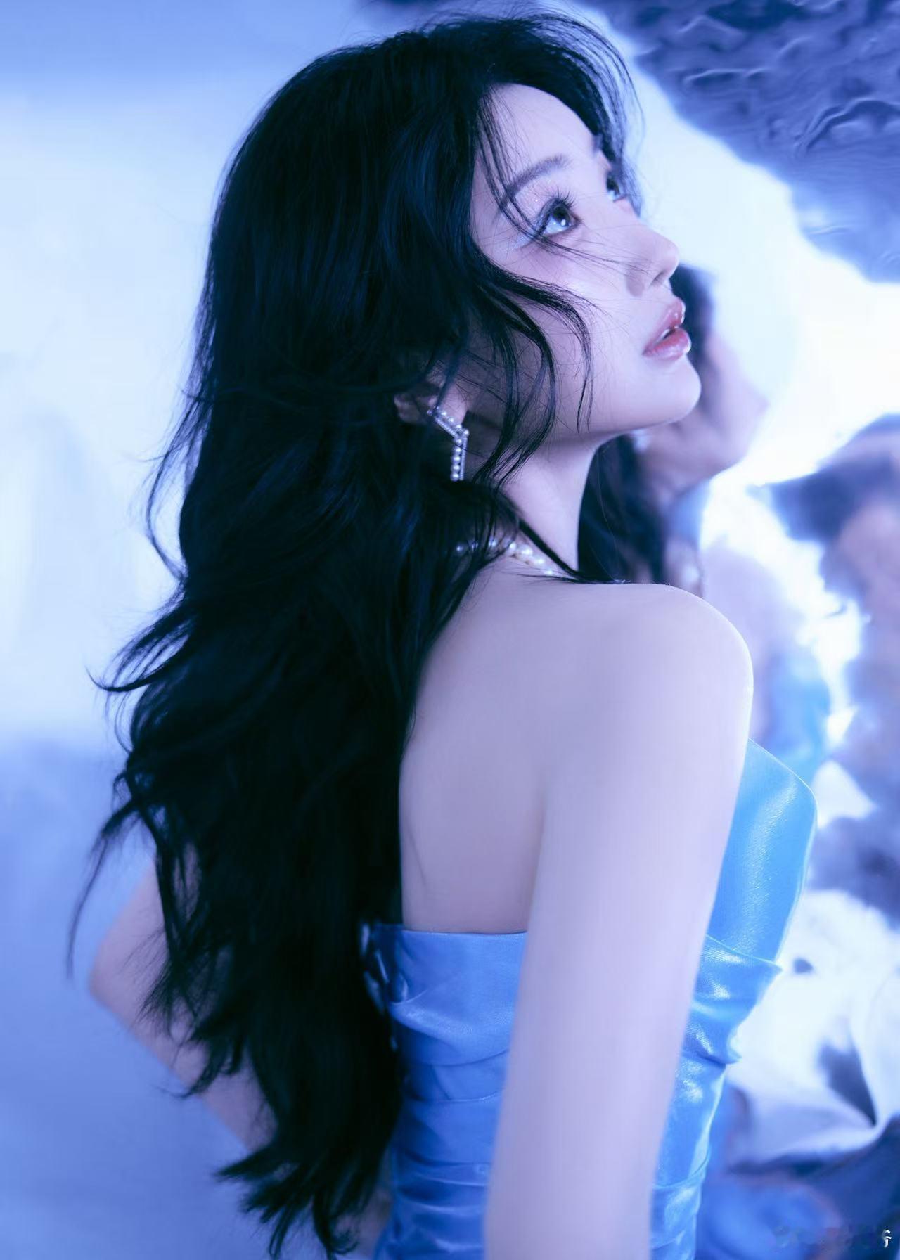 毛晓彤蓝色美人鱼毛晓彤蓝色美人鱼造型太惊艳！精致的面容，搭配充满奇幻色彩的蓝色