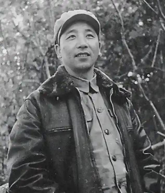 1932年，徐向前骑马路过战场临时休整点时，发现一名重伤的部队干部身体还有轻微的