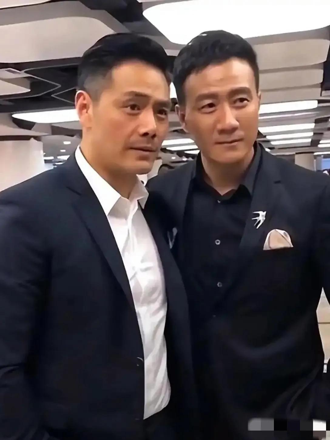 邵兵与胡军同框：邵兵浓眉大眼，鼻若悬胆，硬朗挺拔，雄浑沉健，英姿昂藏；胡军脸型狭