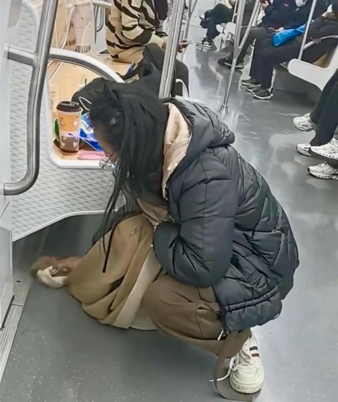 苏州地铁太给力了。前几日，一女子在地铁里不小心将奶茶弄撒了。女子用围巾仔细地擦