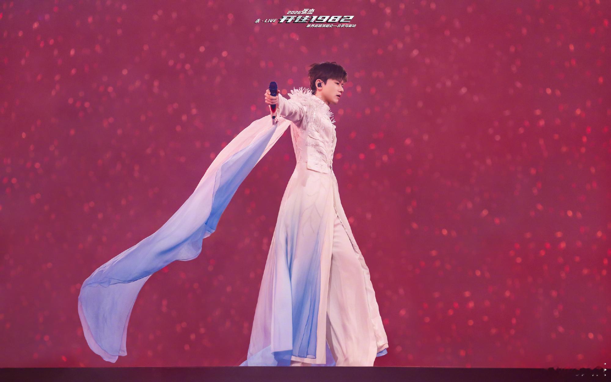 张杰鸟巢16场收官张杰鸟巢演唱会16场连开，在未·LIVE里共享时间，放松自在