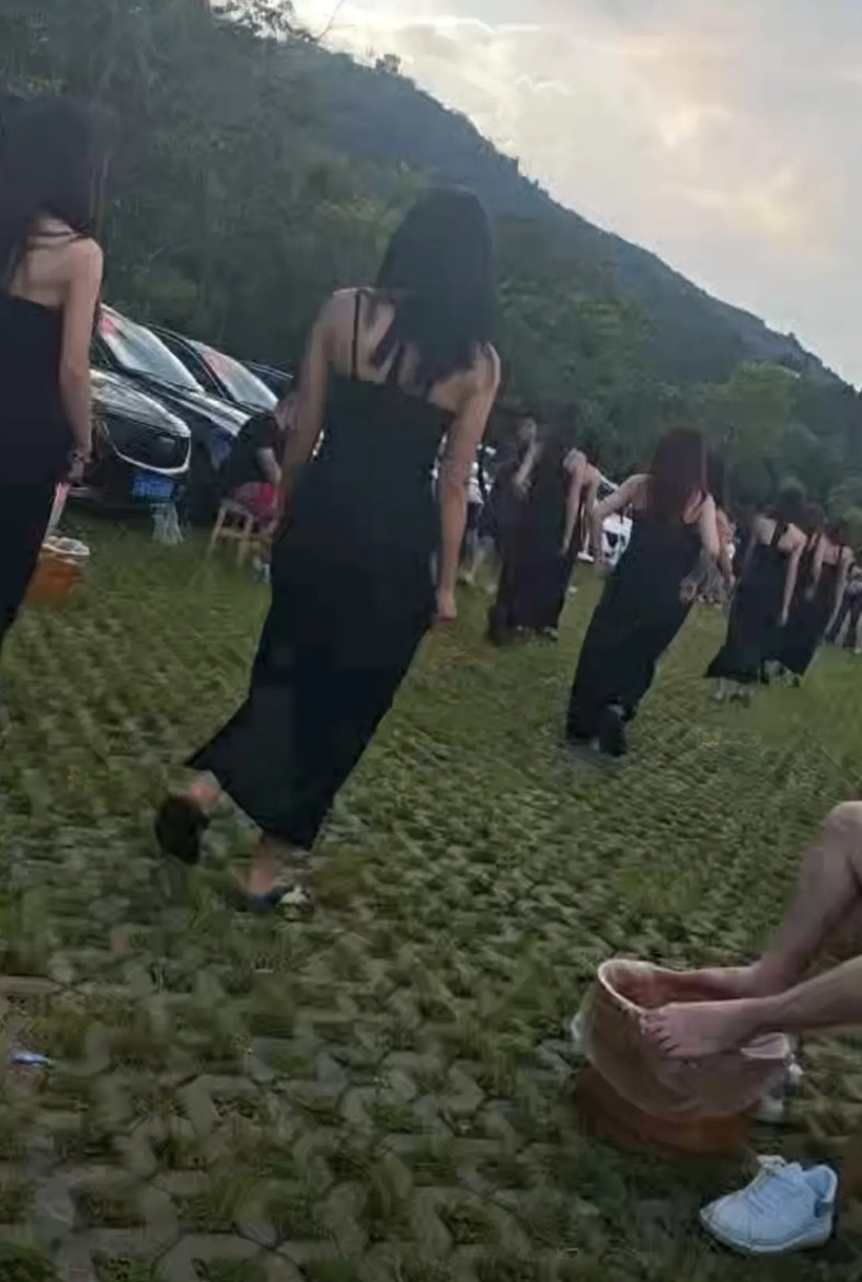 凯迪拉克车友会真会整活！最近一段凯迪拉克车友群自驾出去玩，在某目的地召来一群洗