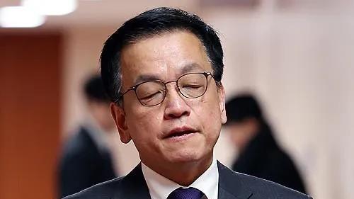 韩国政坛这是要闹哪样？代理总统崔相穆面对宪法裁判所的裁决，居然不打算立刻任命马恩