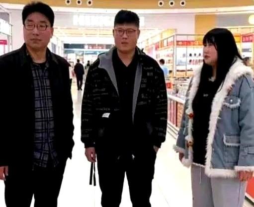 婚礼“黑脸”被骂惨的大衣哥女婿，靠抱娃逛街彻底翻盘，这操作你服不服？2026