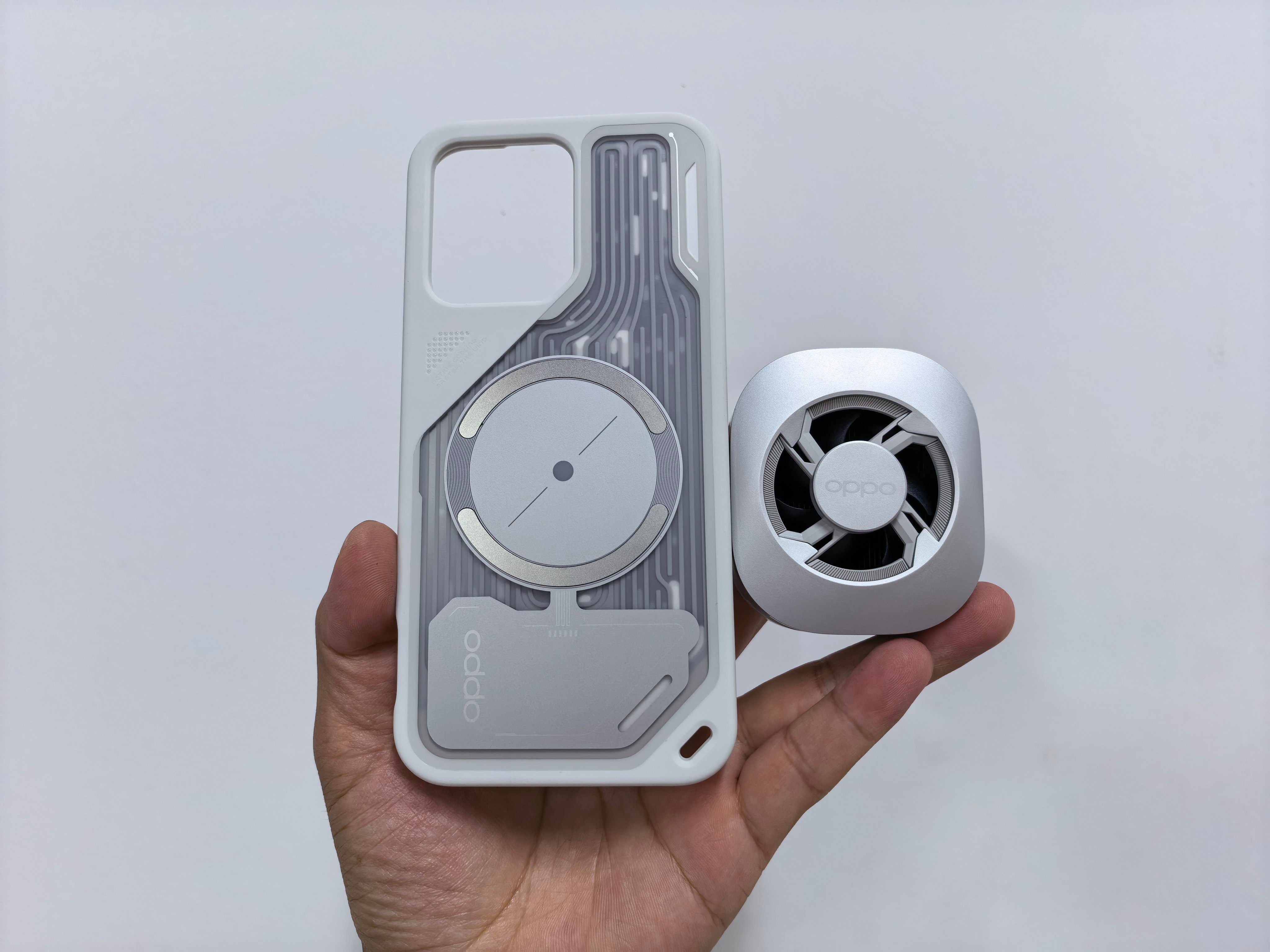OPPOK15Pro系列邀请函直接用上得物箱子，里面是一个专属的磁吸散热器