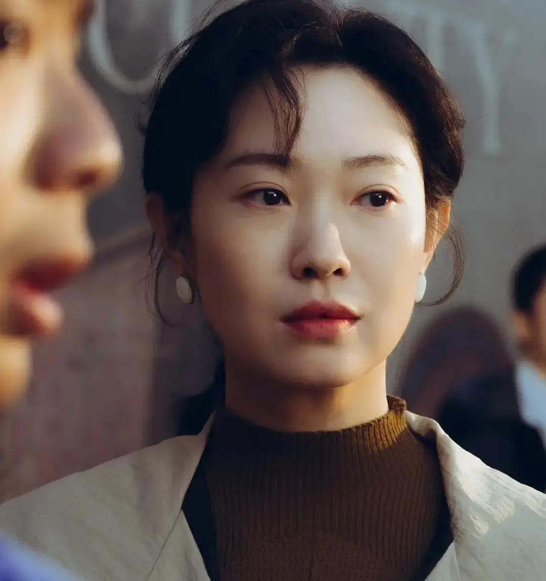 别用“剧抛脸”夸她，这词配不上。你看《漂白》里，她拿刀的手稳得吓人，眼神能