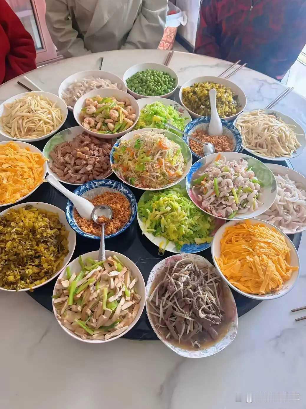 去朋友家吃饭，这一桌子，不知道吃哪个好了[大笑][大笑][大笑][大笑][大笑]