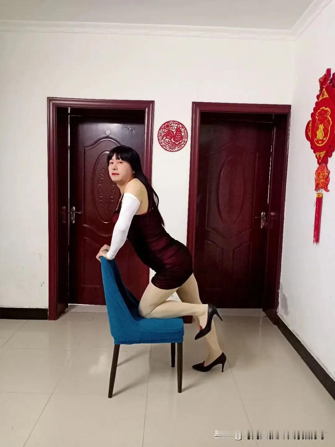 大叔今天变装穿包臀裙，大叔喜欢变装每次都会在家里穿女装拍照片，今天大叔在衣柜里面