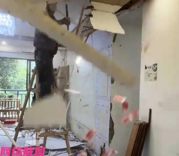 四川成都有男子在客户家中进行翻新时，拆除吊顶时突然头顶上飘出红色的票票，散落一地