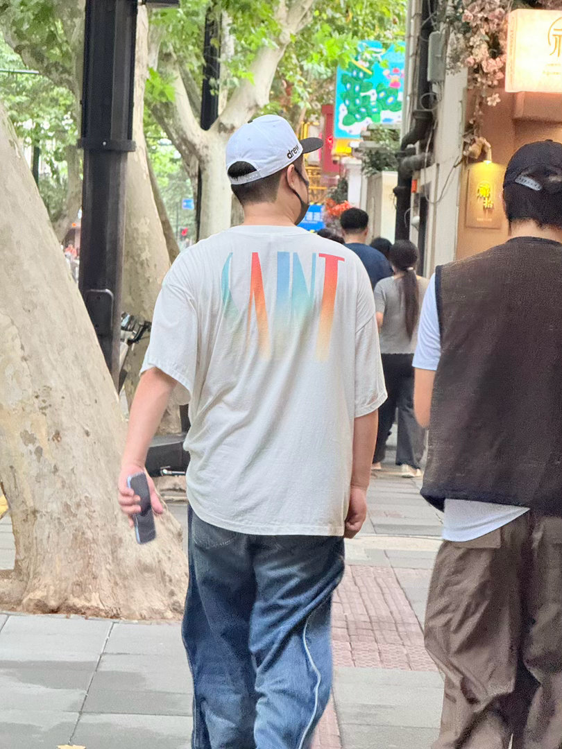 网友上海愚园路偶遇陈赫和邓超兄弟关系太好了​