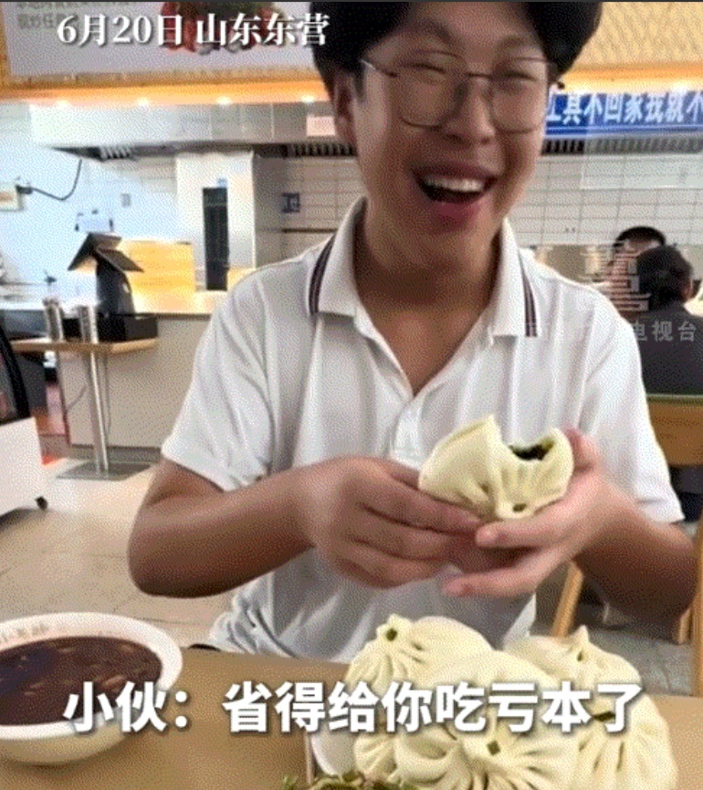 有格局！山东东营，一小伙去早餐店打暑期工，因上班早所以早餐店包早饭，起初小伙吃早