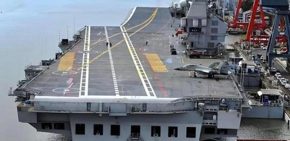 中天专家：原来以为电磁弹射很难，因为美国的福特号航母，测试3年5个月。而福特级的