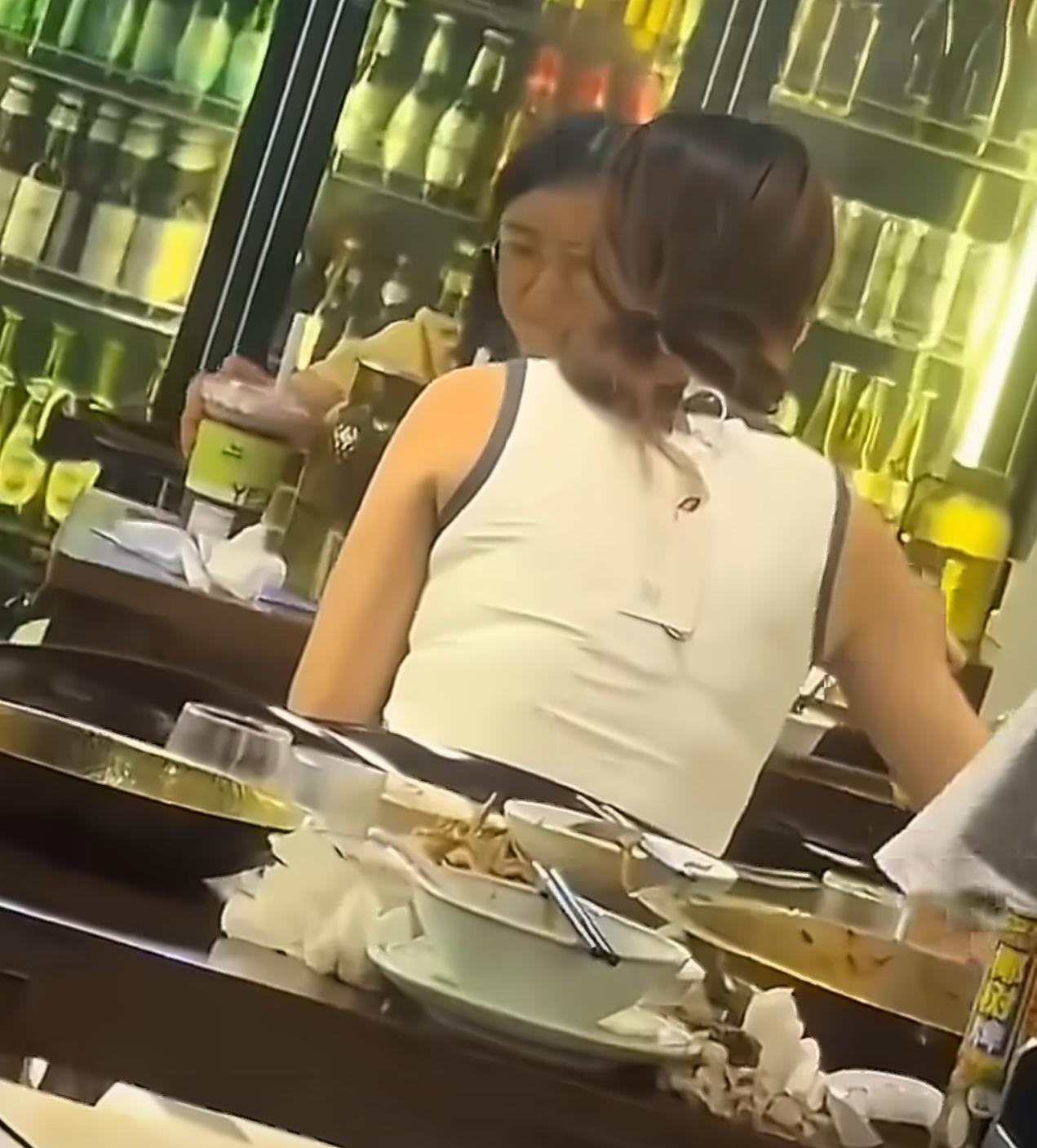 汗臭味加上火锅味，下一个买家中奖了。