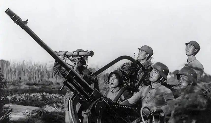 1942年受潮炮弹立奇功,普通炮兵一炮击落日军大将,真相太戳心1942年