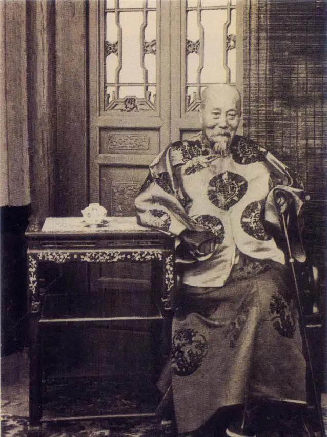 1863年，独居两年的李鸿章决定续弦。新婚宴，看到陪嫁丫鬟之后，李鸿章竟然对新妻