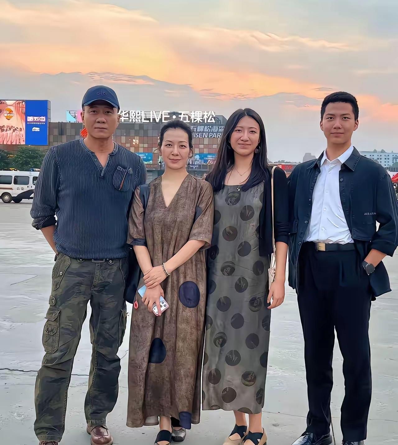 胡军一家四口同框的合影太有冲击力了，两个孩子细溜大个全踩中了爸妈的优良基因。1