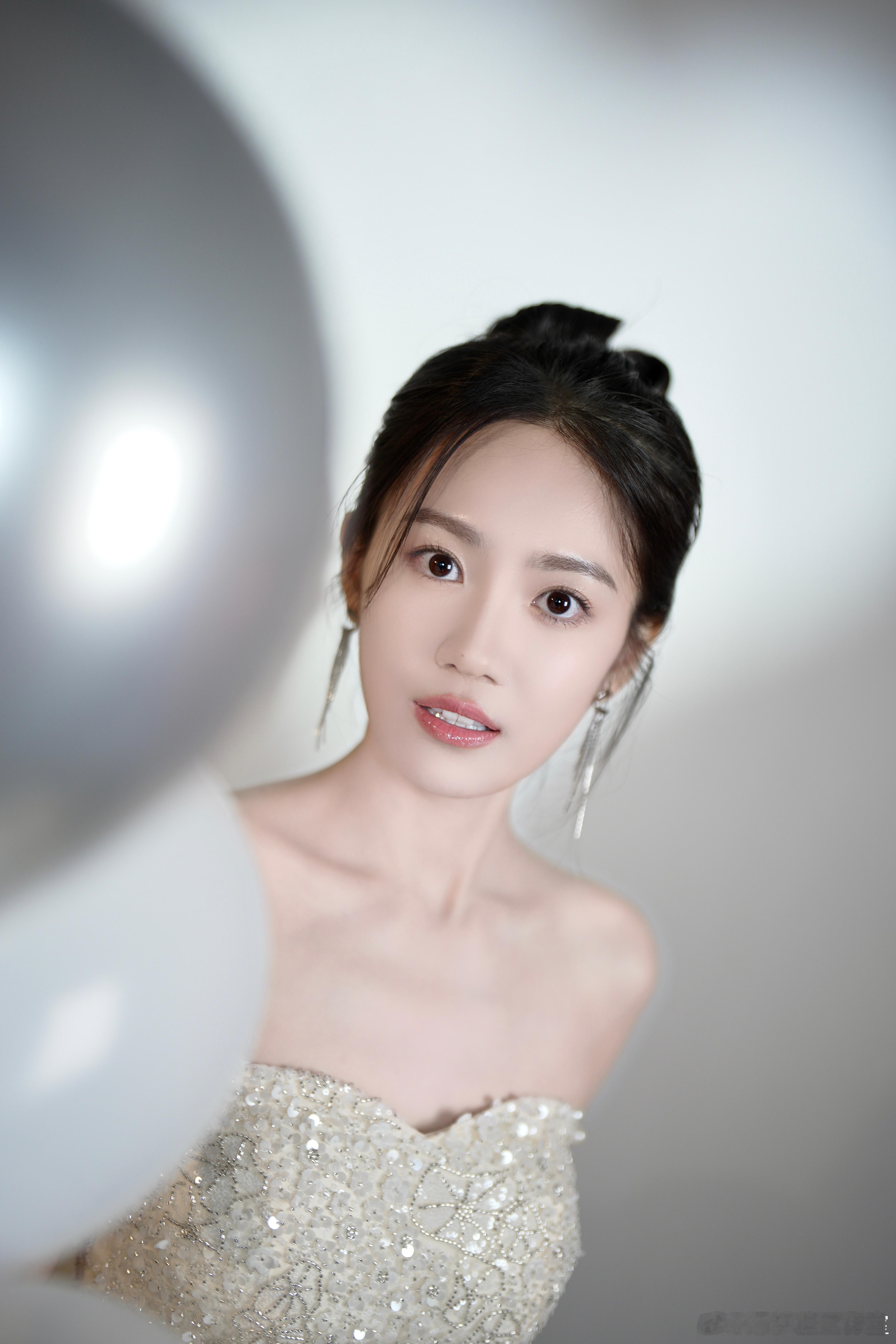 汤梦佳五官精致又灵动，眉眼间满是温柔的灵气，清冷又甜美的气质直接拉满！