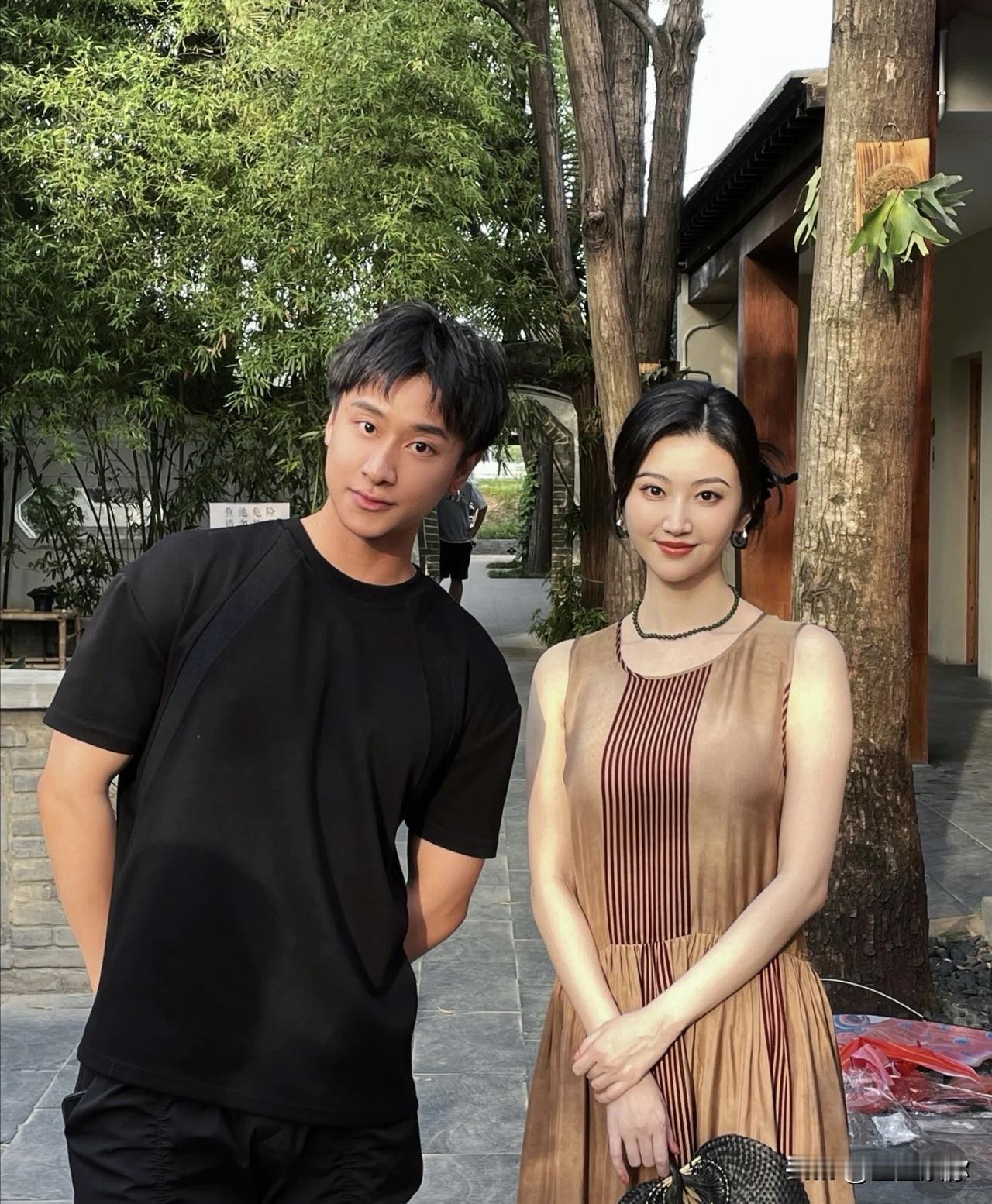 景甜这张脸自带一种松弛感，见到真人会让人觉得很减压。看着人畜无害，没有攻击性，仿