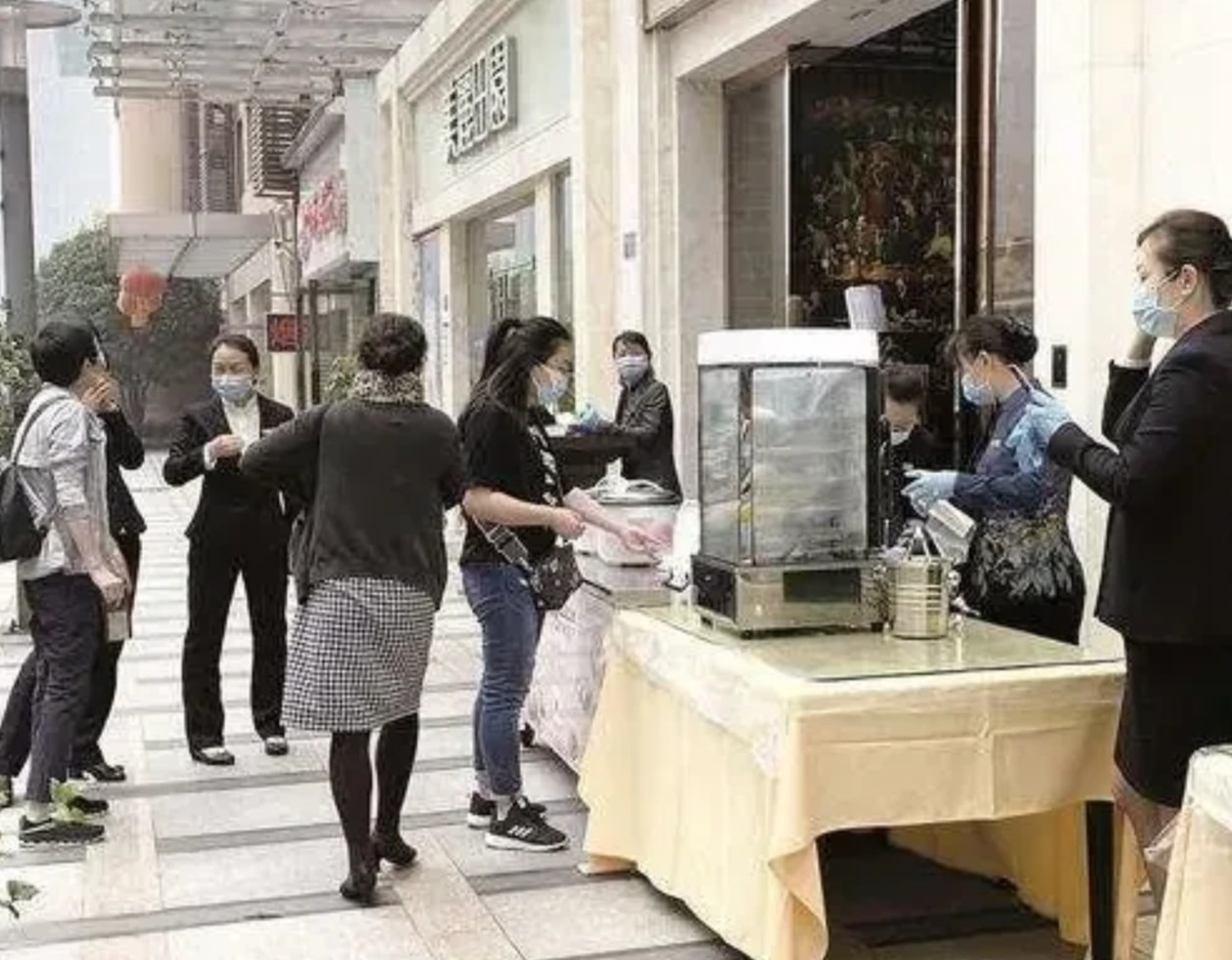 没想到酒店门口摆摊竟然都快摆不下去了。原以为四星级、五星级酒店在门口摆摊儿的