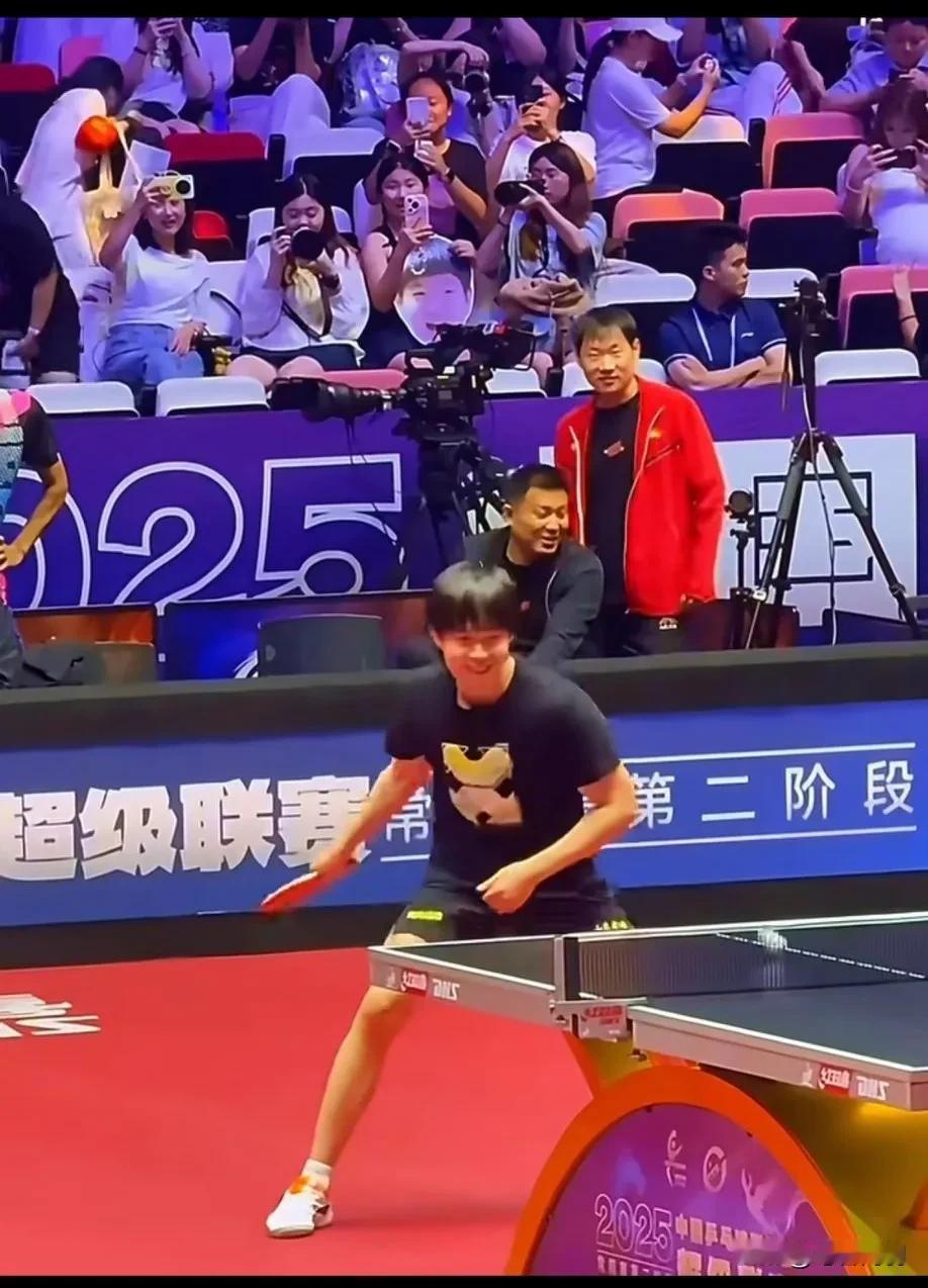 哥这是想一个人打双打吗？今天和七号组合:充电头！[赞]大胖，你看你给你弟给整的