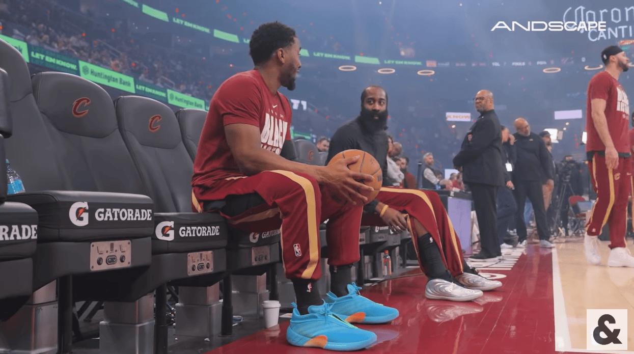 哈登今天进了4个三分，总数来到了3334个，成为历史第一位两分进球数得分和三分进